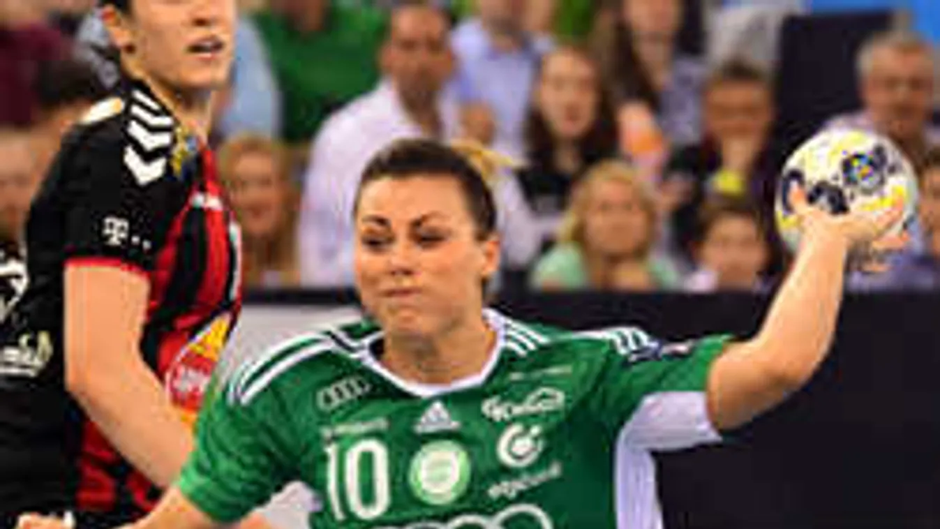 Milliós követelés, meztelen fotókat loptak el a győri kézistől