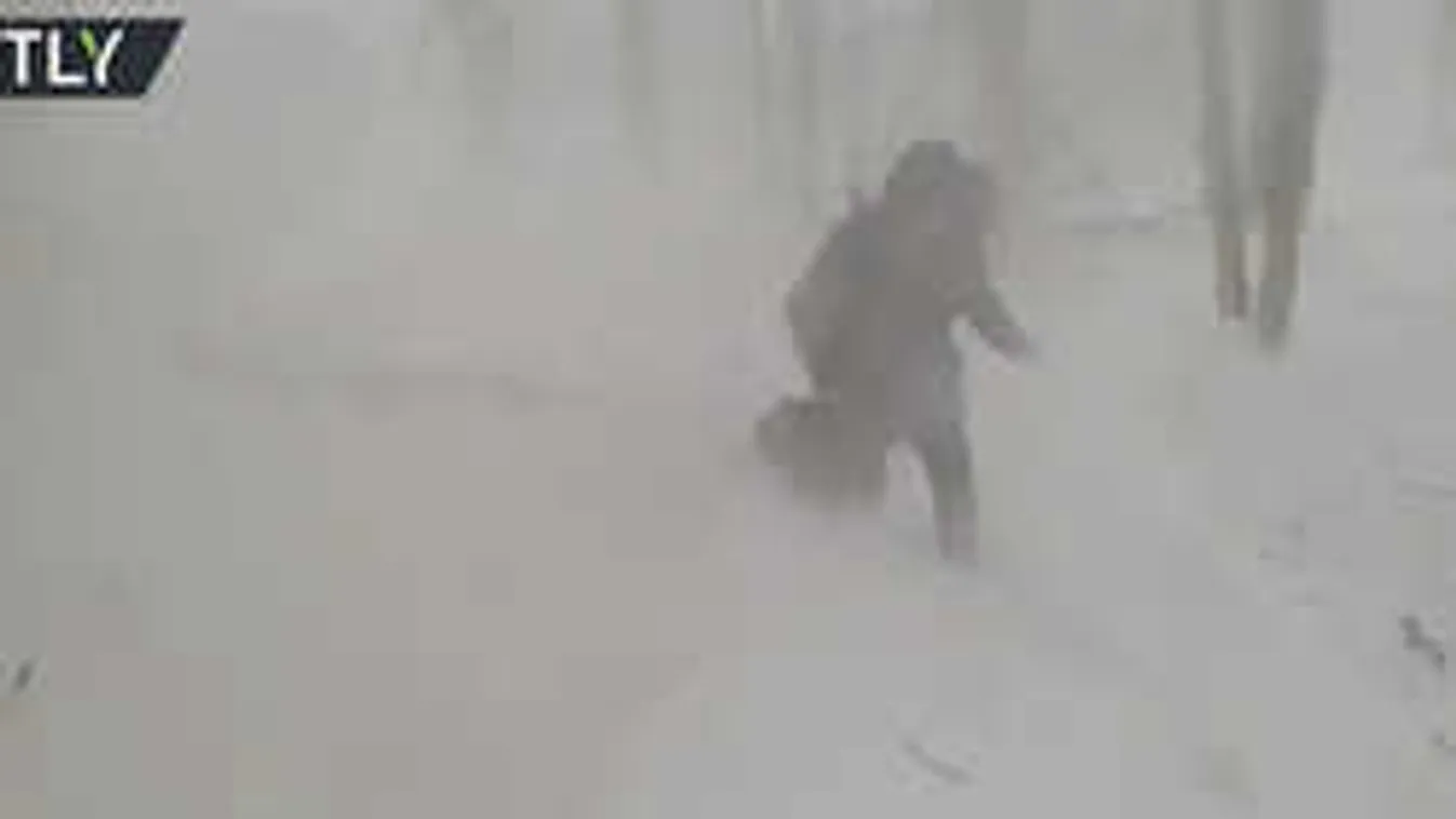 Elképesztő dolog történt a nénivel, amikor kiállt az erkélyre