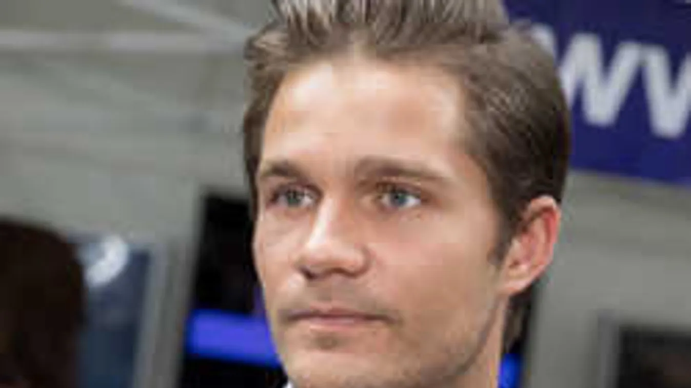 Felismerhetetlen lett a magyar sztárénekes - Videó