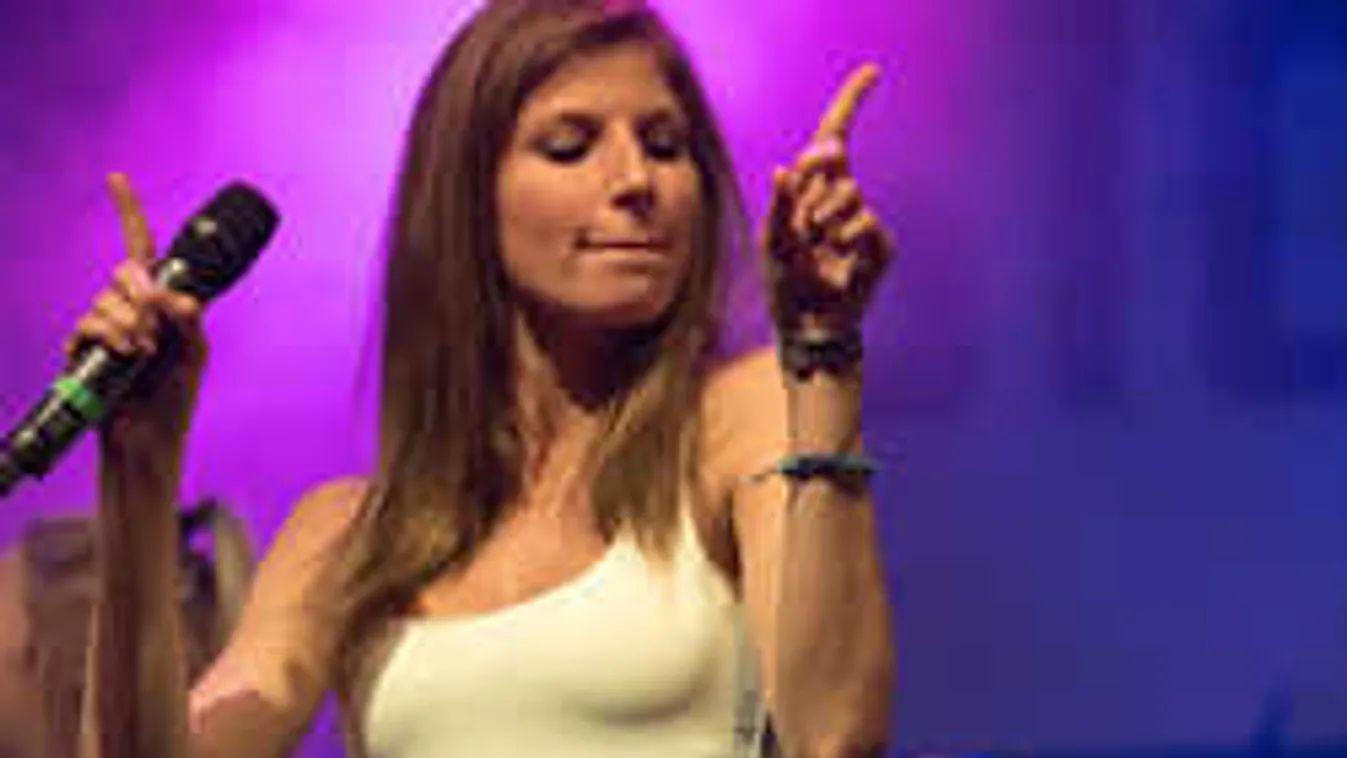 Elképesztő pózban kapták lencsevégre Stohl Lucát