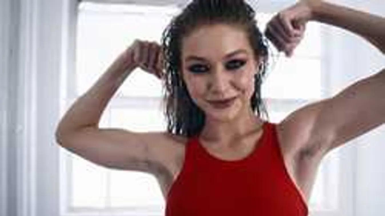 Kínos helyzetbe került szőrös hónalja miatt a szexi modell - Fotó