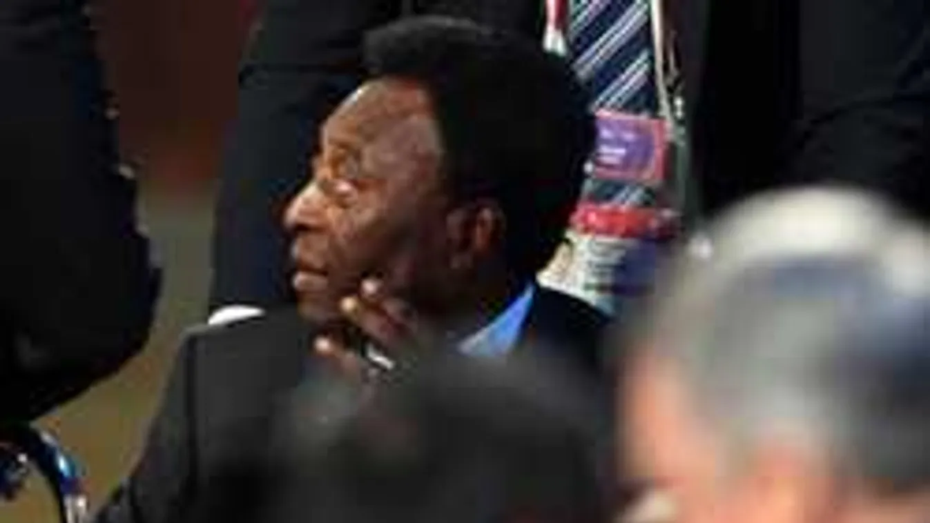 Aggódnak a rajongók, tolószékben a legendás focista