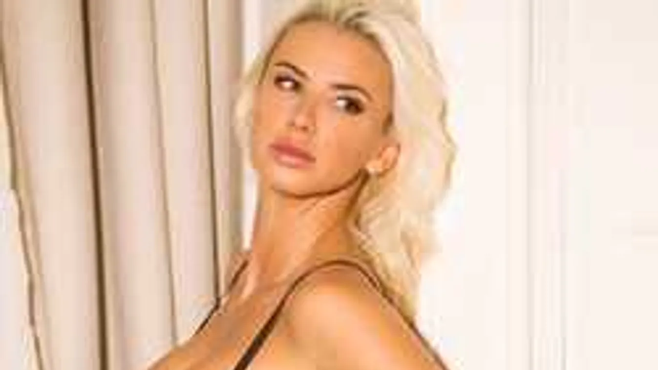 Megmutatta dús kebleit, alig takarja mellbimbóit a szőke szurkolólány