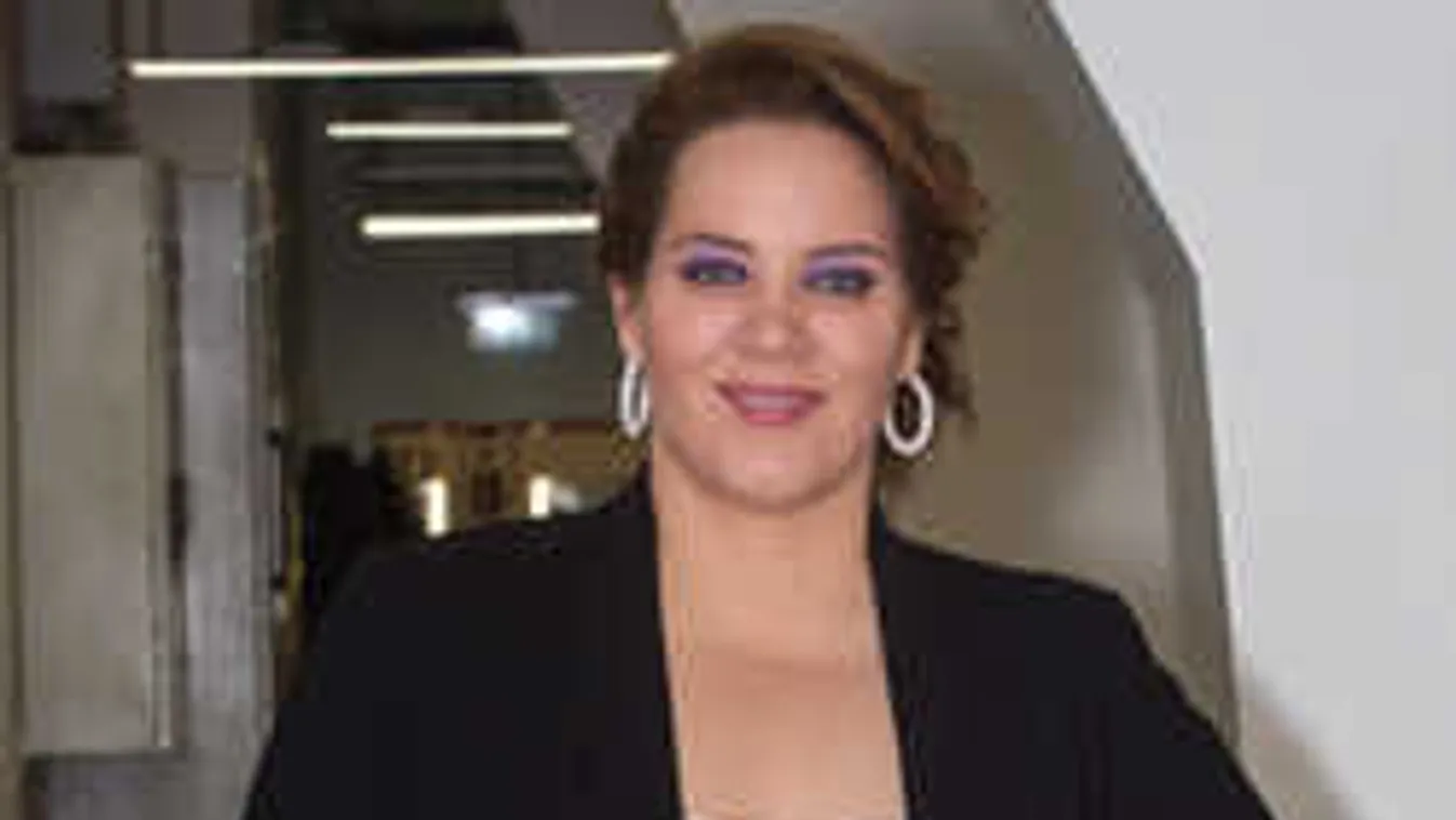 Kicsúszott Tóth Vera lába alól a talaj, hatalmasat esett az énekesnő