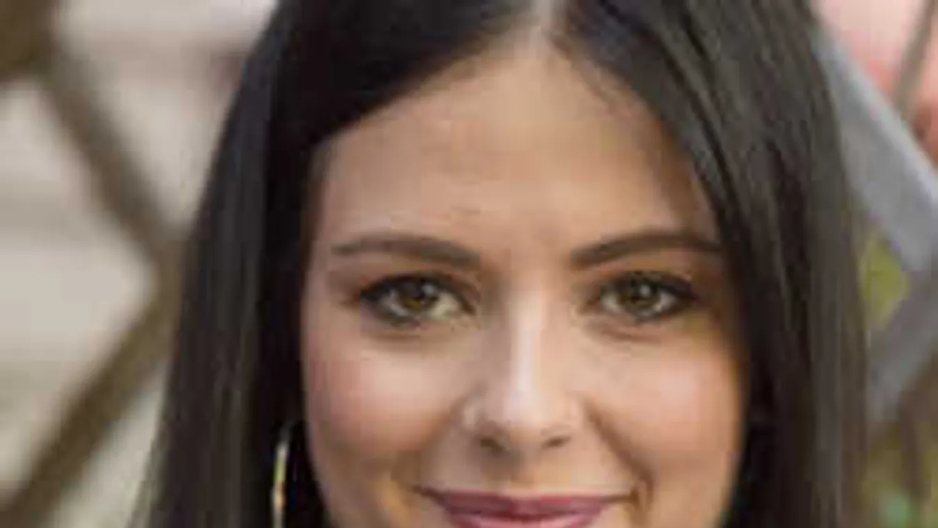 Most szakított, de máris menyasszonyi ruhát öltött a magyar énekesnő