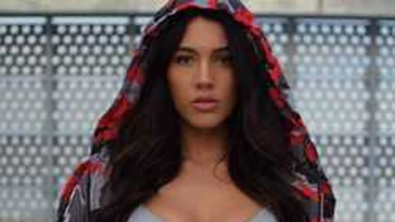 Meglesték, bikini nélkül lazult a csodás mellű bloggerlány