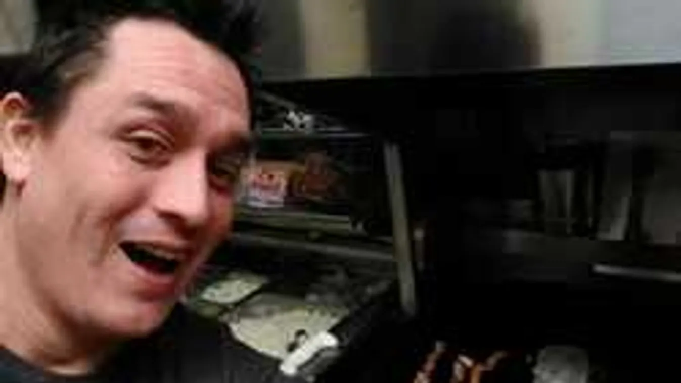 Az egész személyzet aludt, így magának csinált vacsorát a részeg férfi az étteremben!