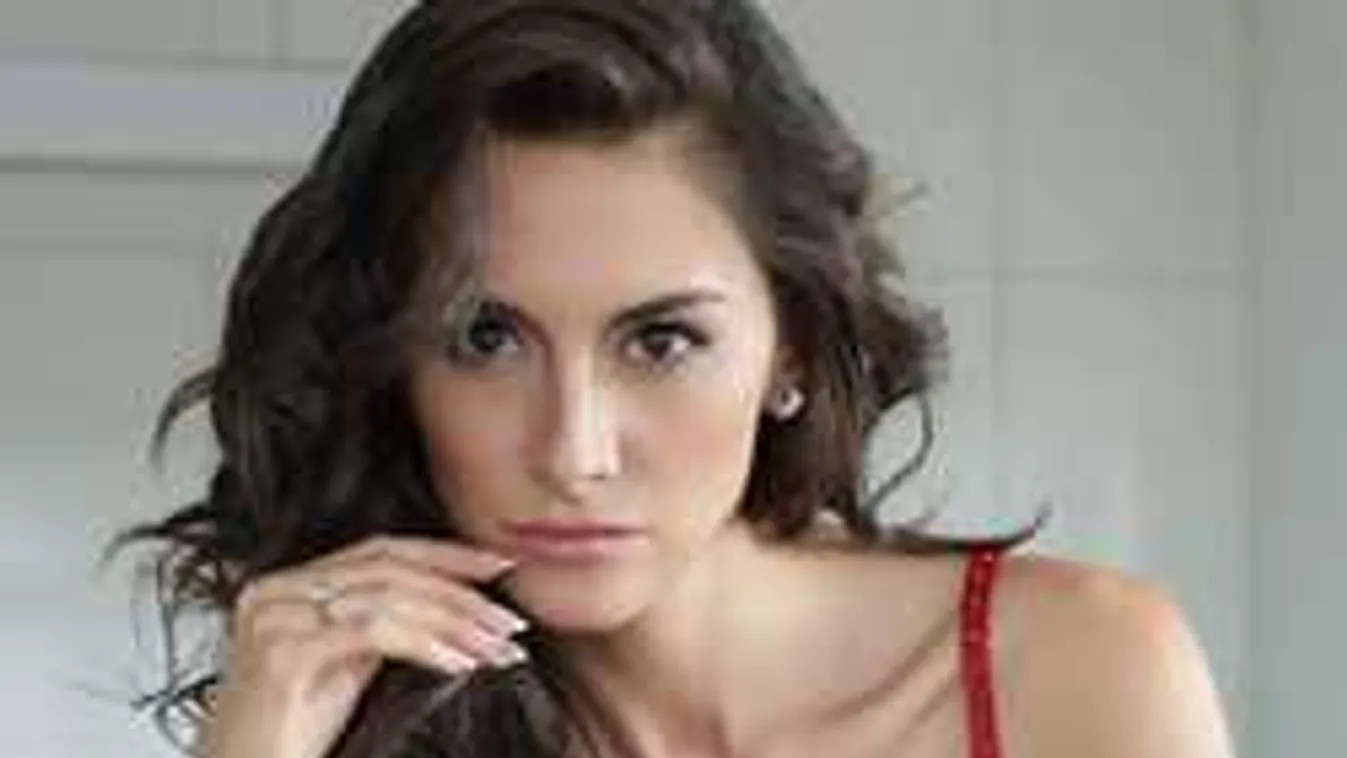 Hatalmas kebleivel hódít a neten a magyar sztár felesége