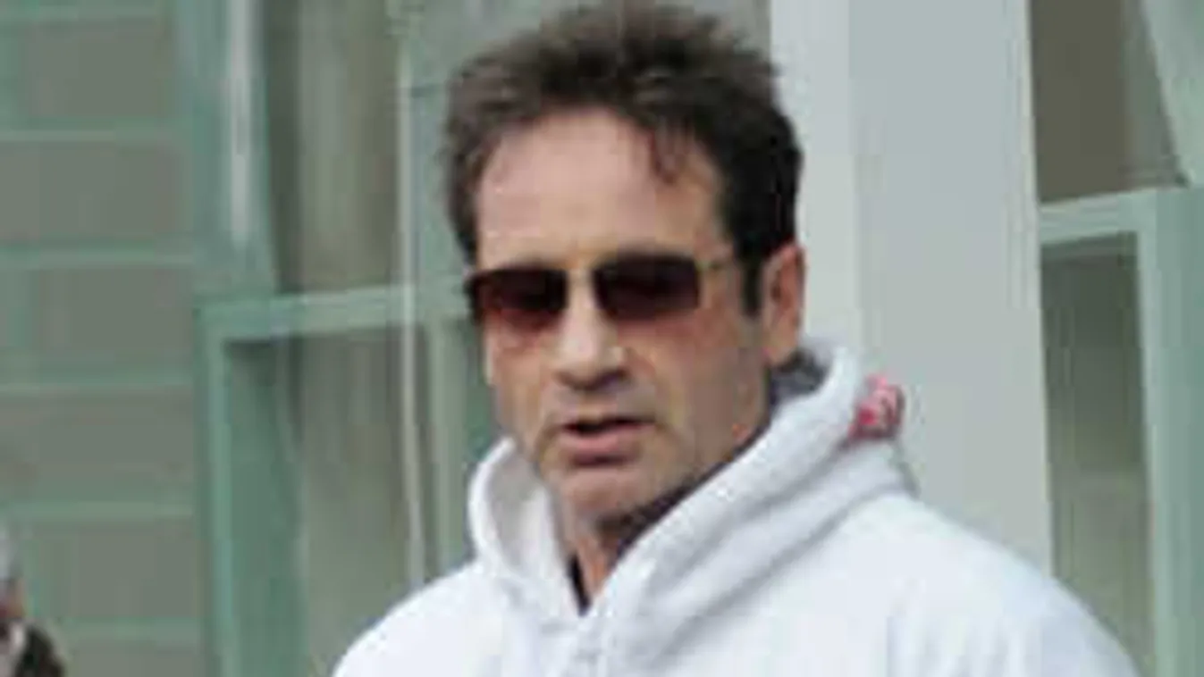 Több mint 30 évvel ifjabb barátnője van a szexéhes színésznek - Fotó