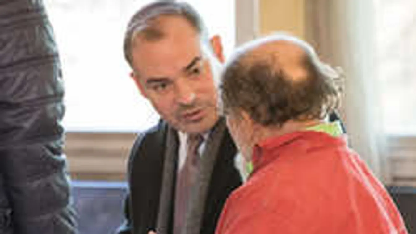 Kitartanak gyerekei az anyjukat meggyilkoló Tamás mellett