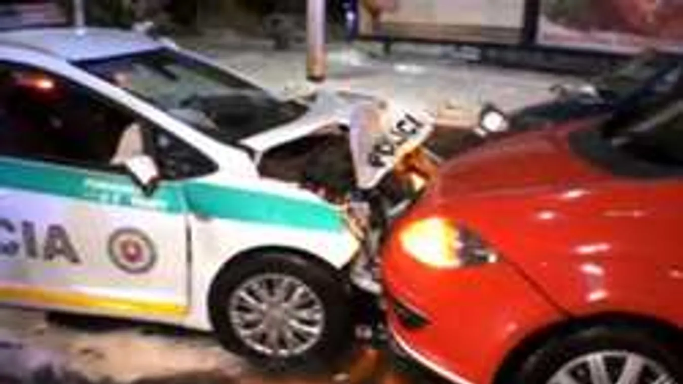 Most kaptuk: Két kocsival is ütközött a piroson áthajtó rendőrautó