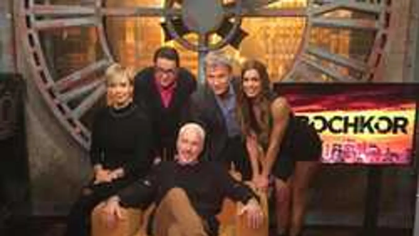 Majka levetett göncében divatozik Hajós