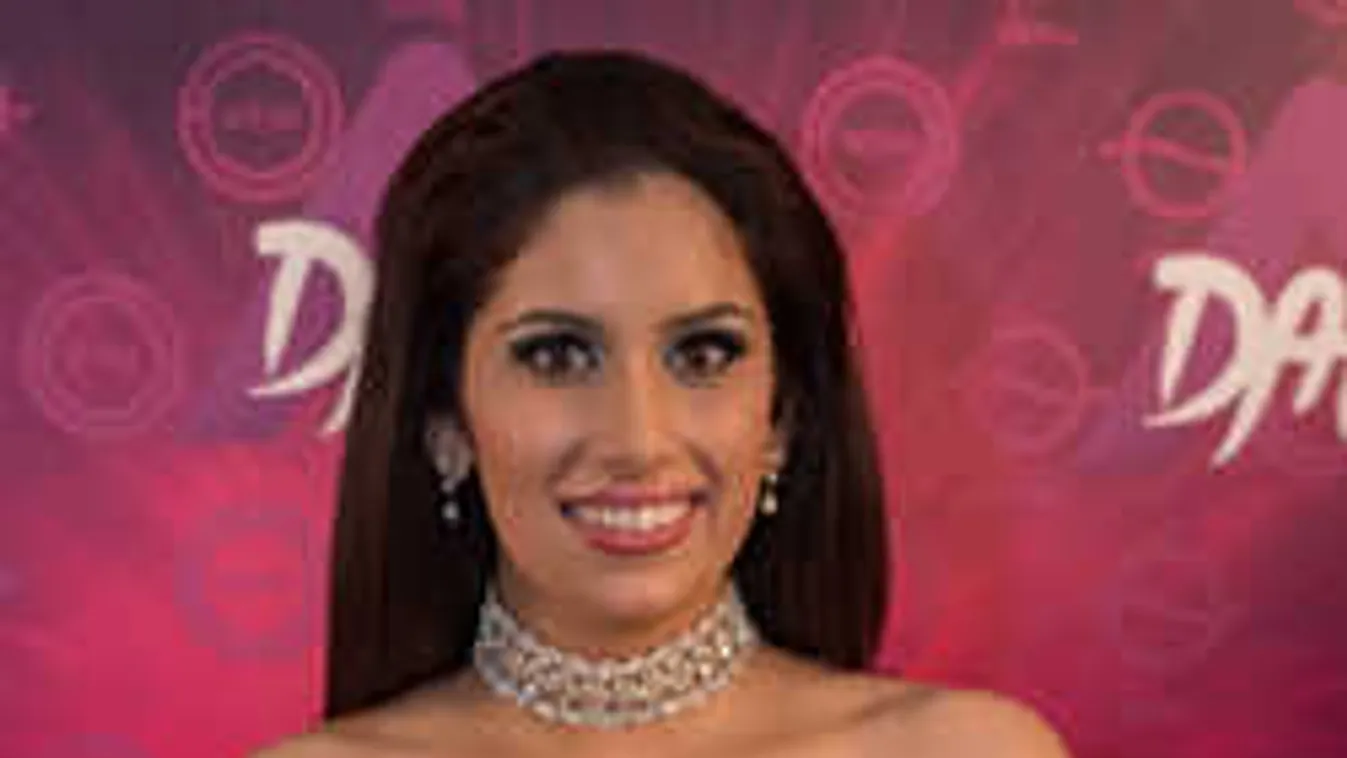 Vadító látvány, nézz bele Radics Gigi mély dekoltázsába