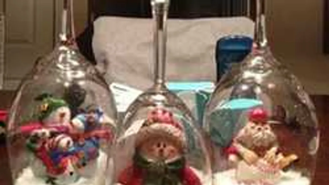 Csak néhány borospohár és már kész is a karácsonyi dekoráció