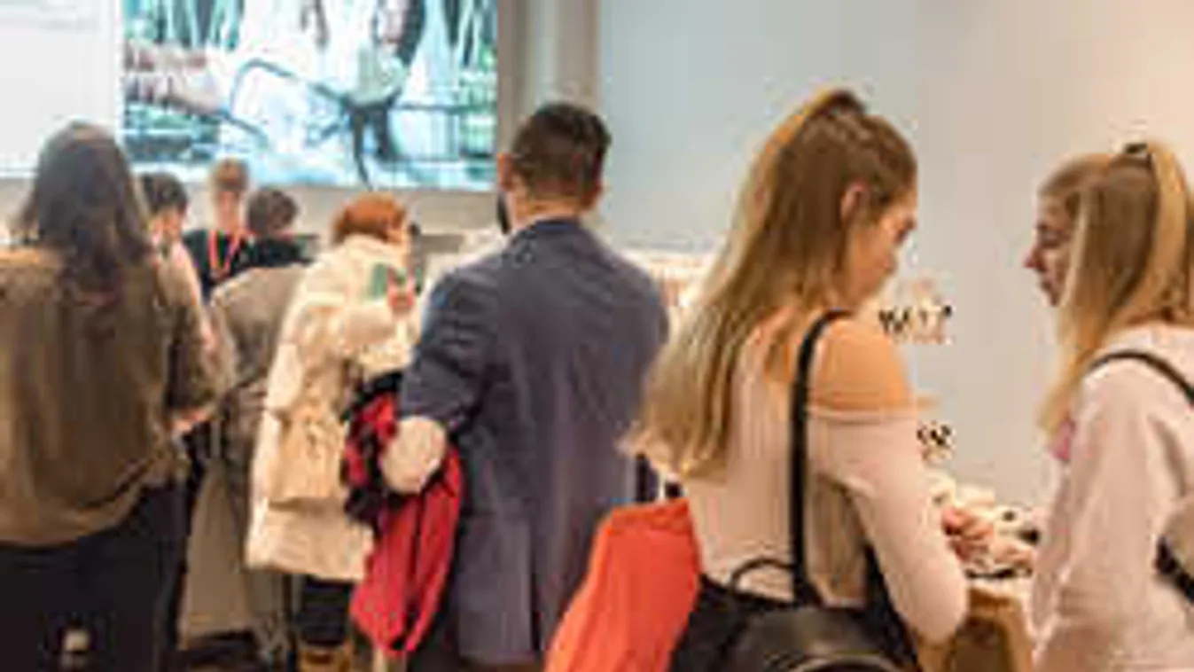 Ma már blokkal adják át az ajándékot