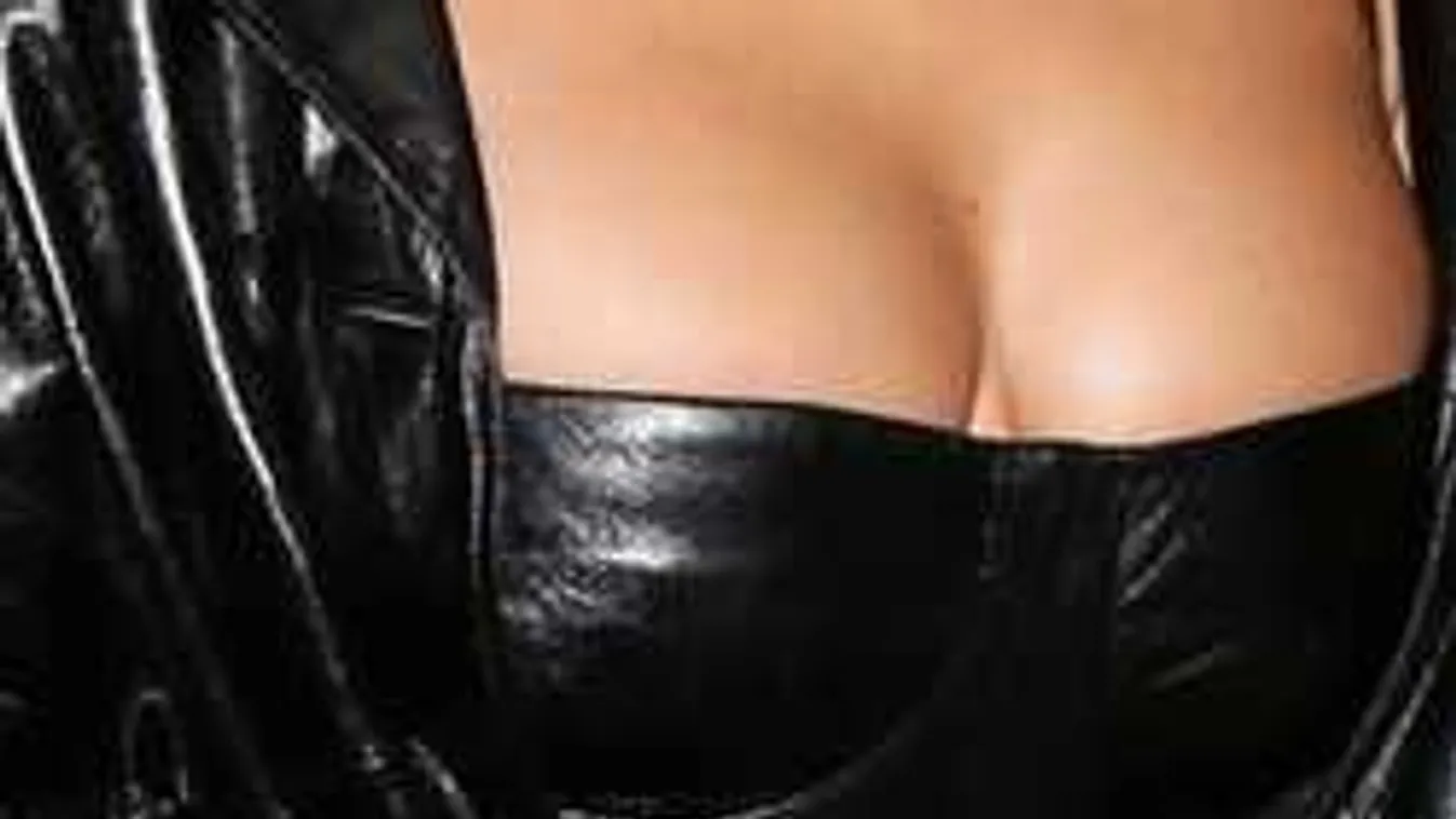 Kitalálod, melyik énekesnő hatalmas melle buggyant ki az utcán? - Fotó