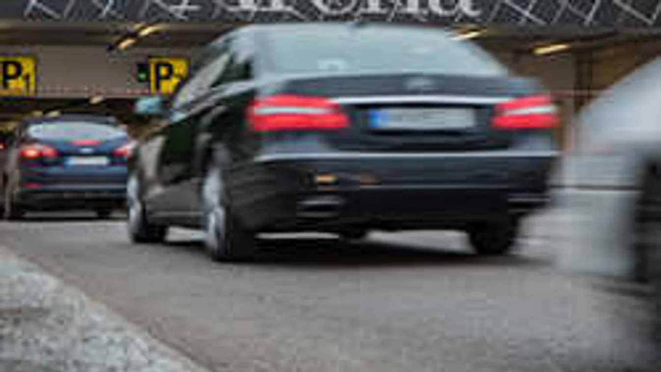 Õrület, ennyi idő alatt juthatunk be most hétvégén a parkolóházakba