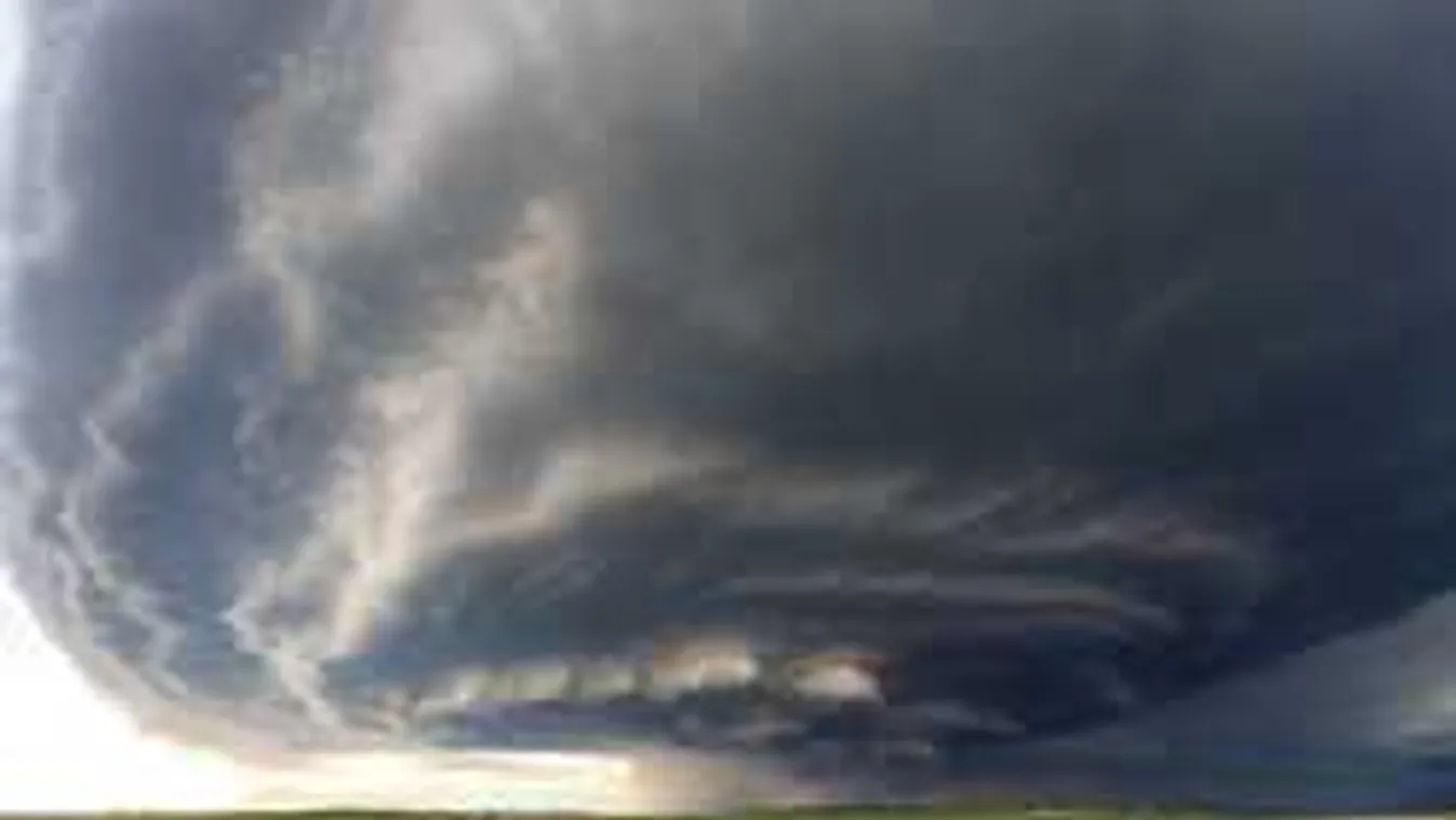 Így csapott le a tornádó a gyanútlan munkásokra - videó