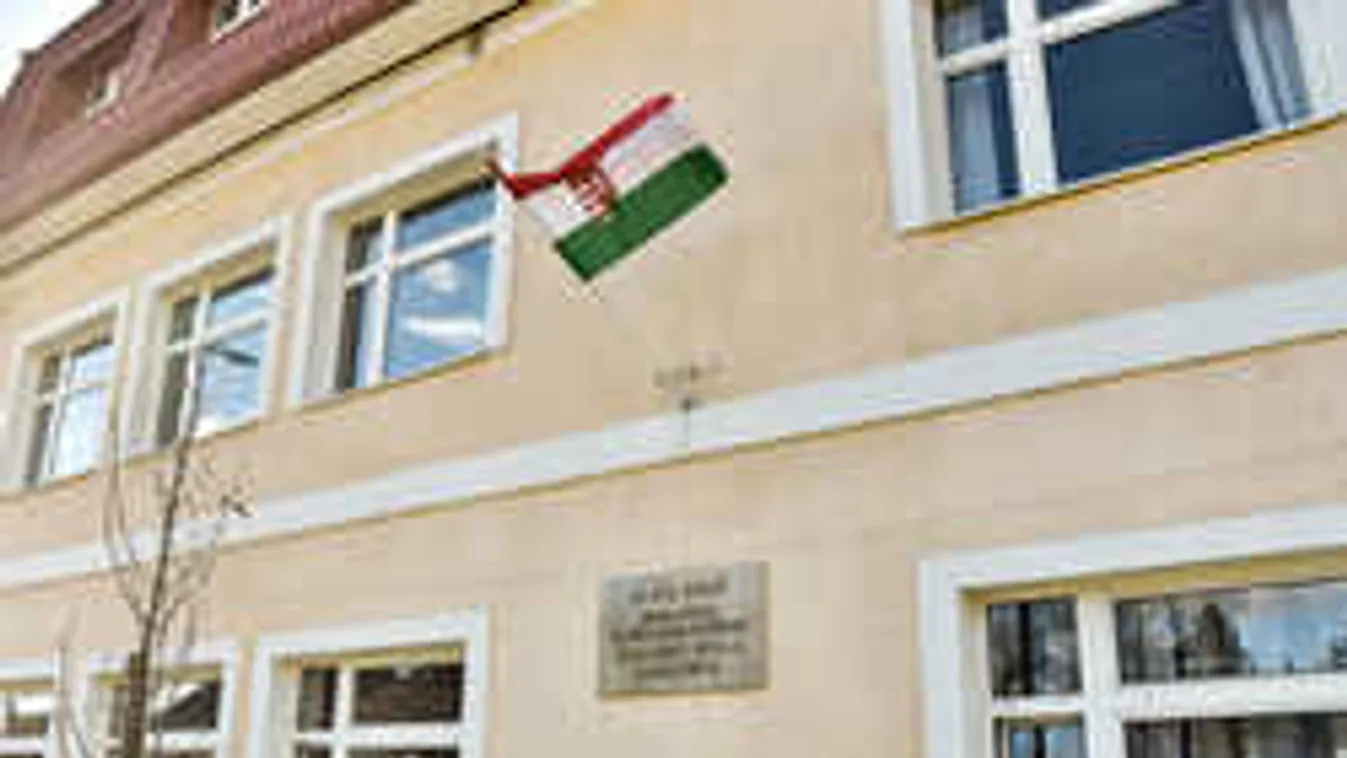 Frissen megözvegyült tanárnő szexelt a kisdiákkal