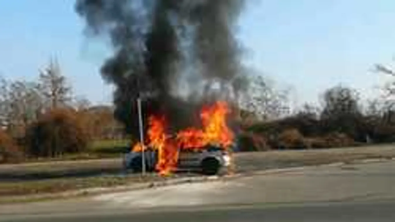 Durva fotók érkeztek: kigyulladt egy autó Óbudán