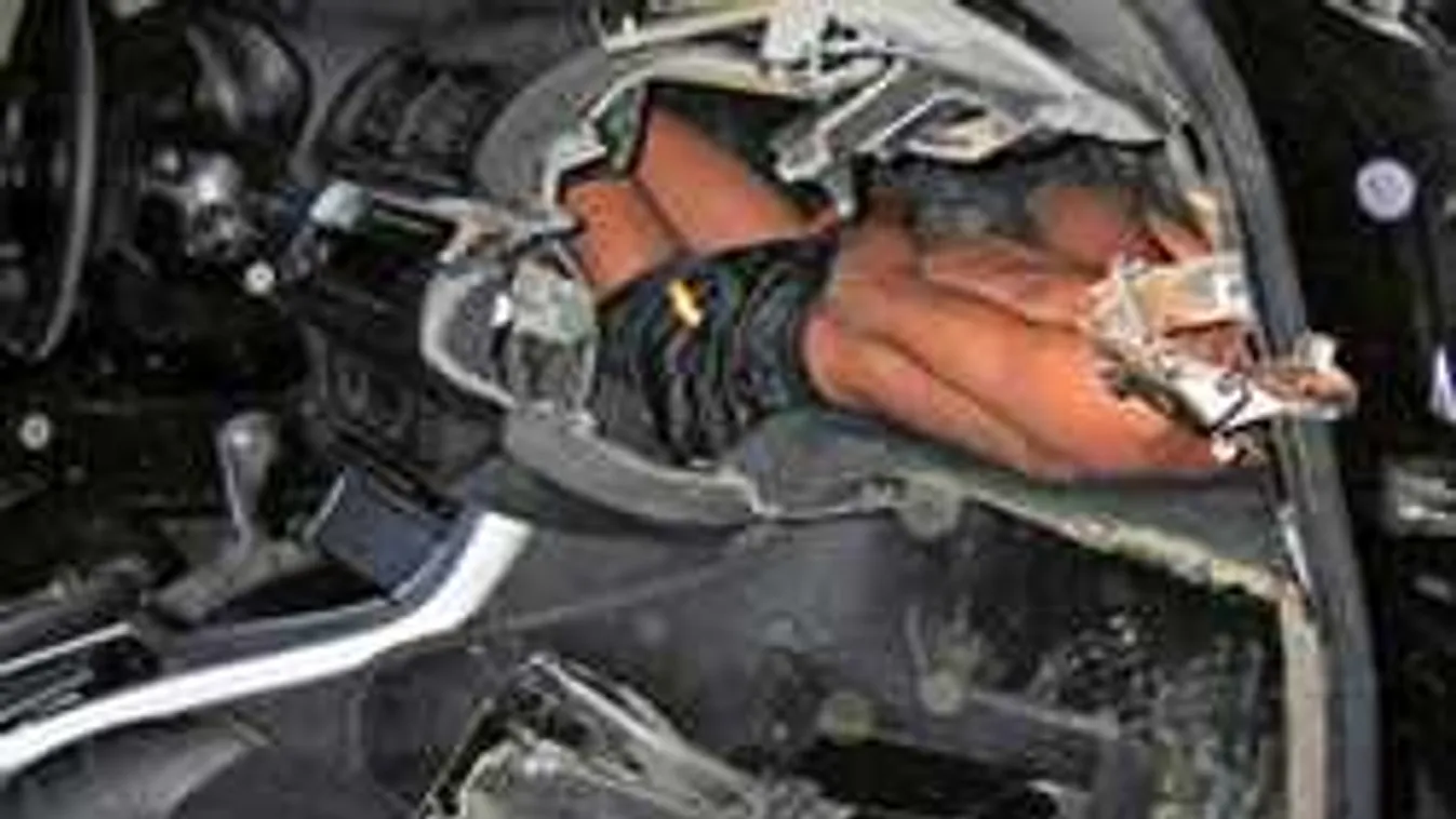 Műszerfalba rejtve akarták átcsempészni a 12 éves migránst FOTÓ