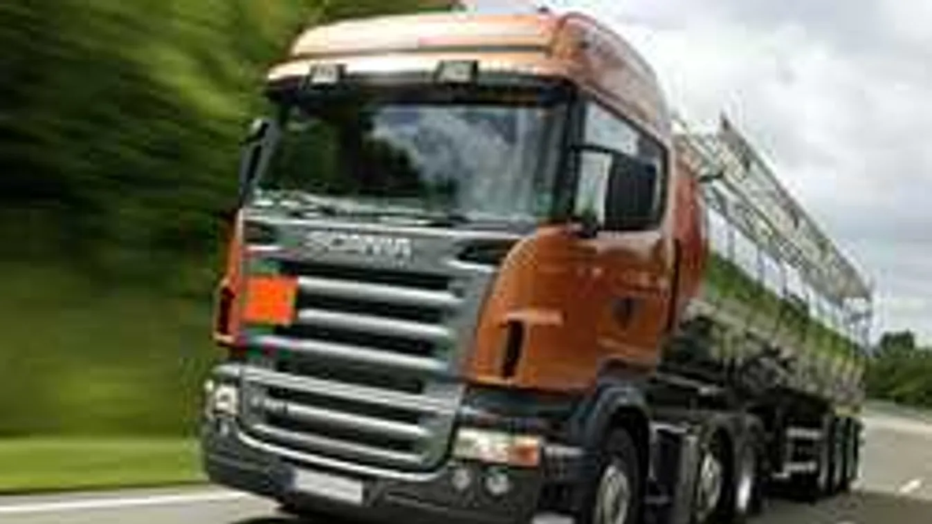 Megdöbbentek a vásárlók, furcsa kamionok állnak a Tescóknál