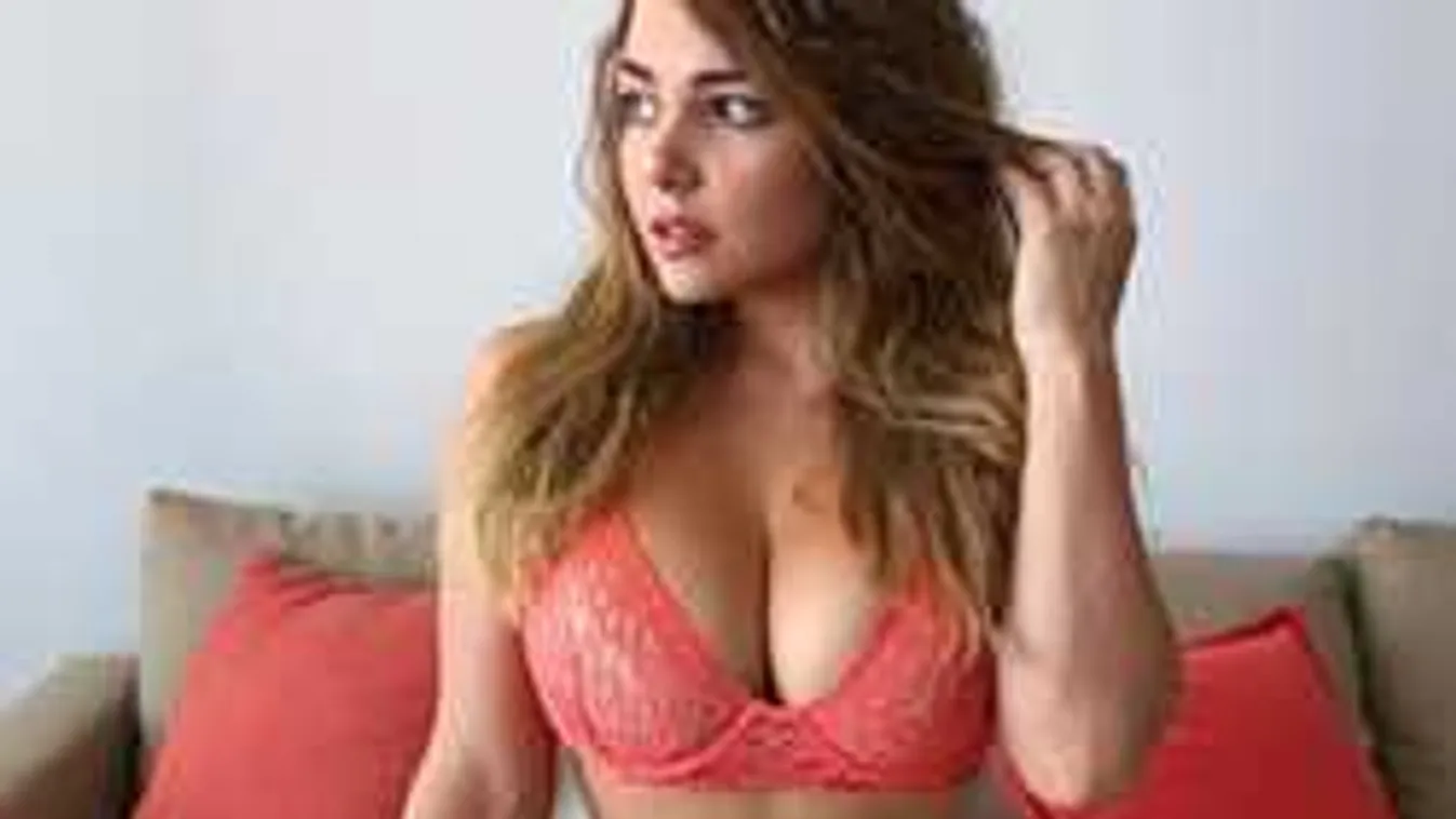 Ledobta a ruhát, az ágyban hempereg a brutális mellű szexi séf