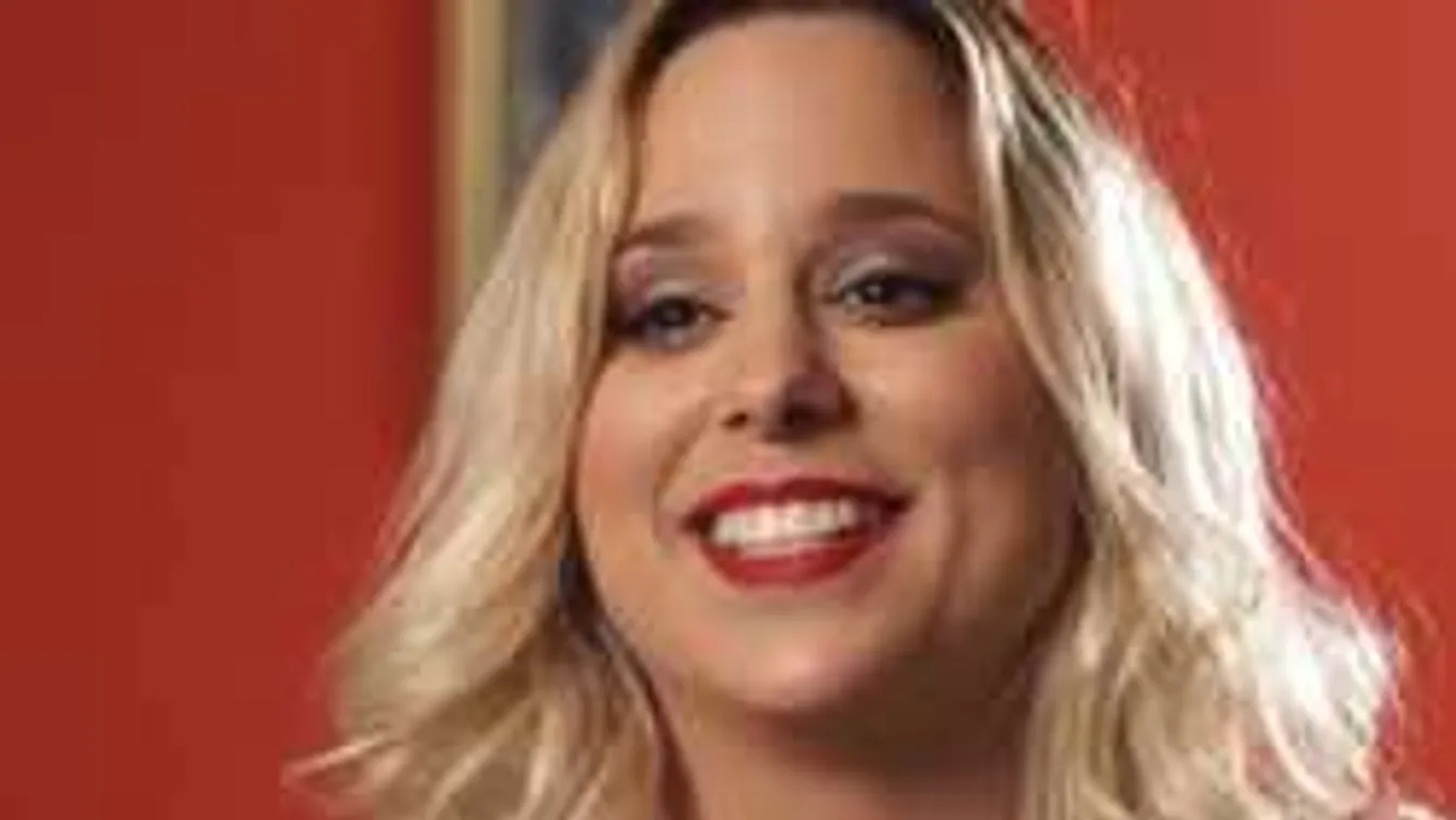 Ijesztő fotó: Balesetet szenvedett a színpadon a magyar énekesnő