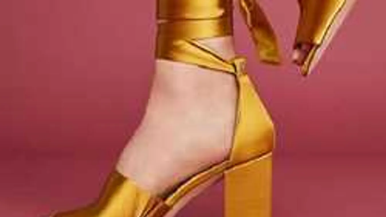 Néhány zseniális cipő, ami egy egyszerű fekete ruhát is ünnepivé tesz