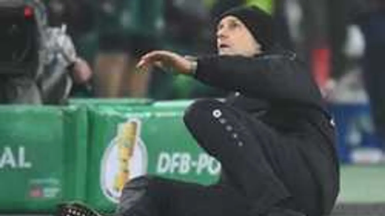 Szégyen, mit műveltek a focipálya szélén - fotó, videó