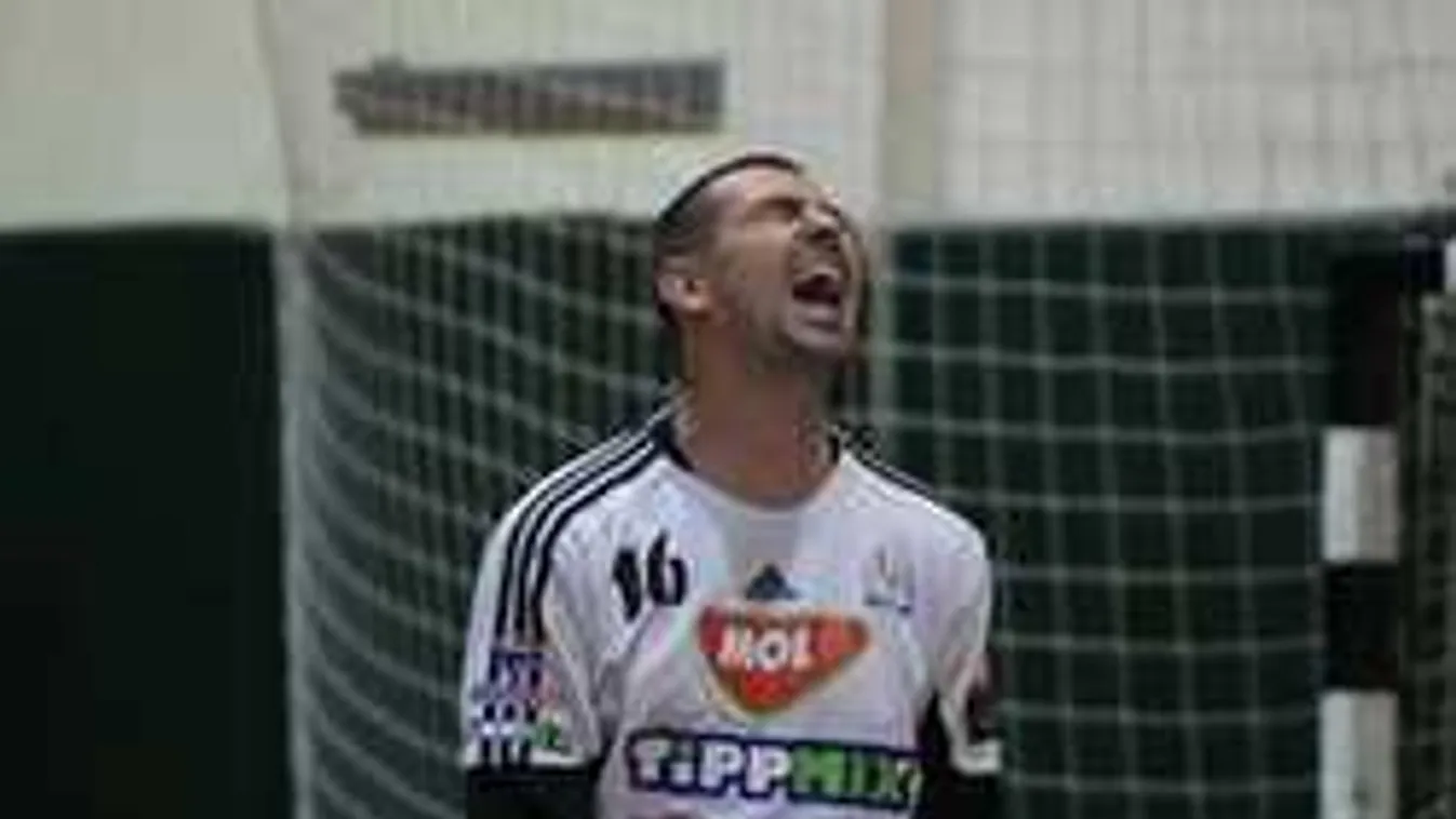 Bekeményít a vezetőség, megbüntetik a magyar kéziseket