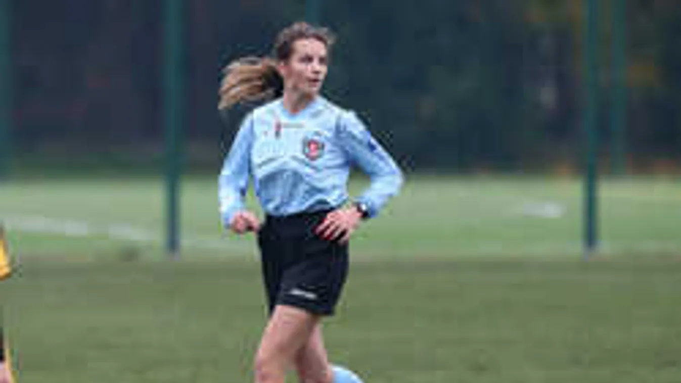 Úgy fújja a sípot a brutálszexi Karolina, mint senki más a világon