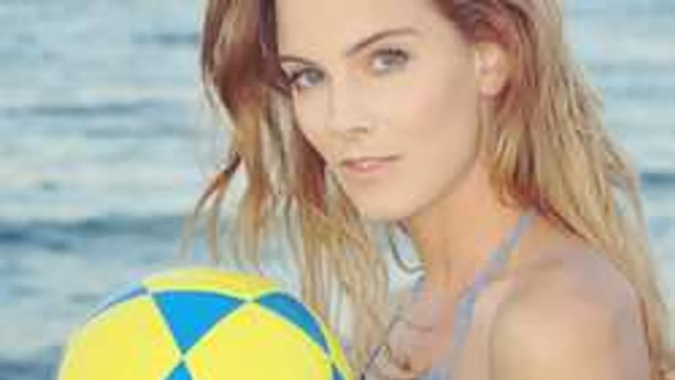 Összemaszatolt mellekkel, pucéran domborít a svéd bombázó