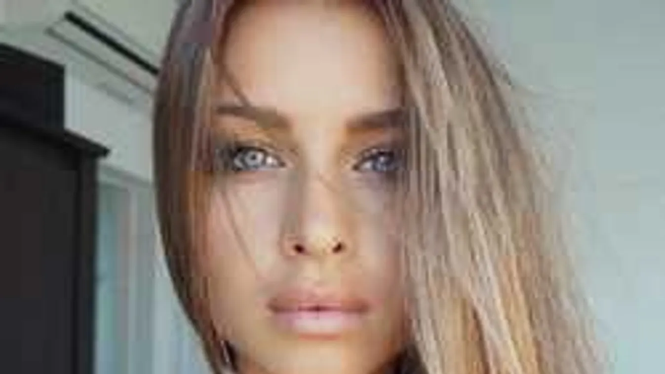 Megbabonáz! Ledobta a felsőt a csodás mellű modell