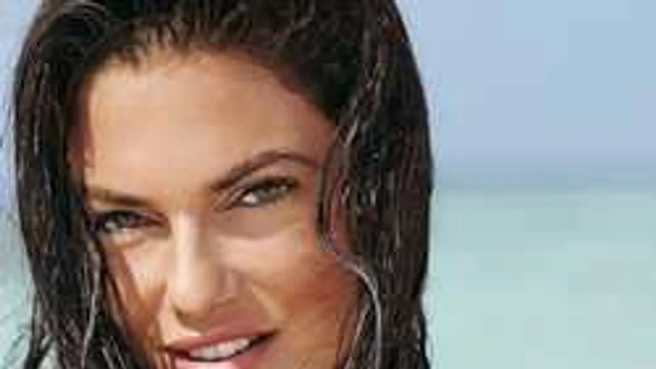 Bódi Sylvi fekete combfixben, bugyi nélkül várja a Mikulást