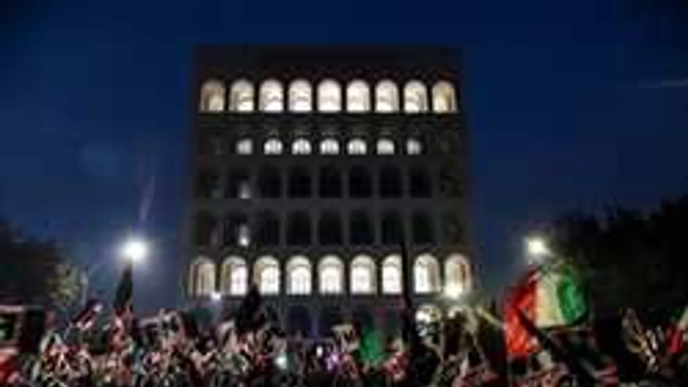 Bajban az EU, tízezren tüntettek a tagság ellen