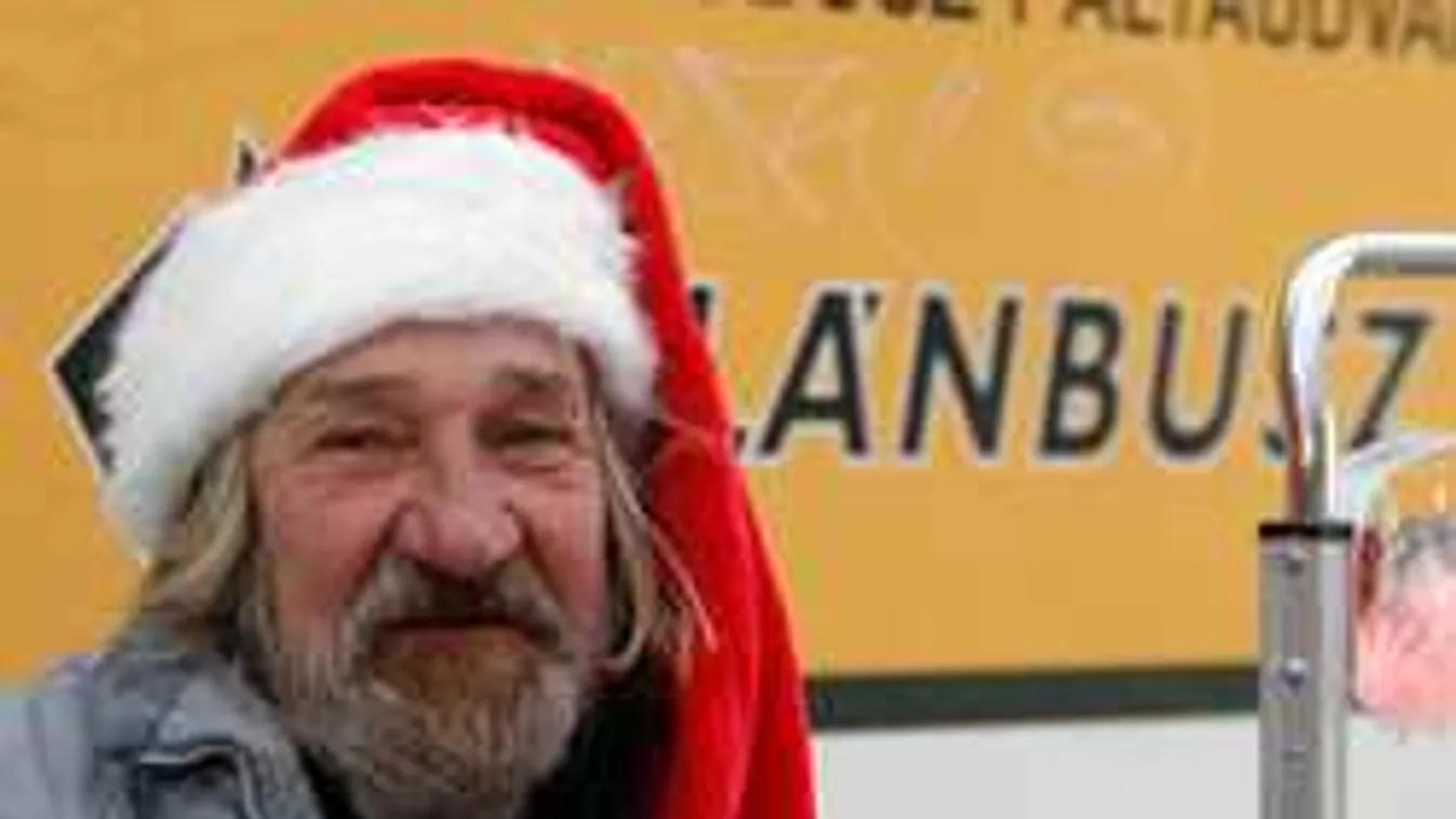 Megható, ahogyan a gyerekekkel bánik a hajléktalan