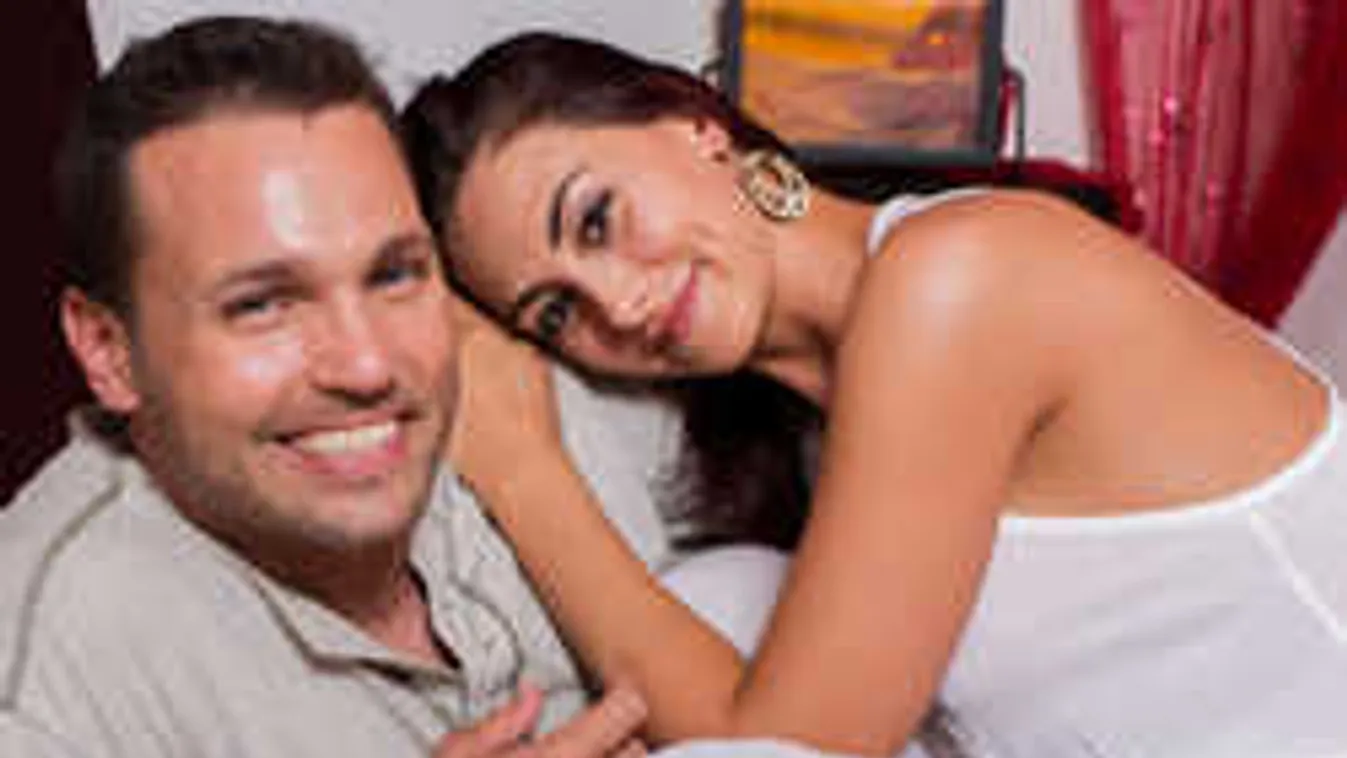 Még a bikini is alig bírja elfedni a magyar sztár feleségének kebleit