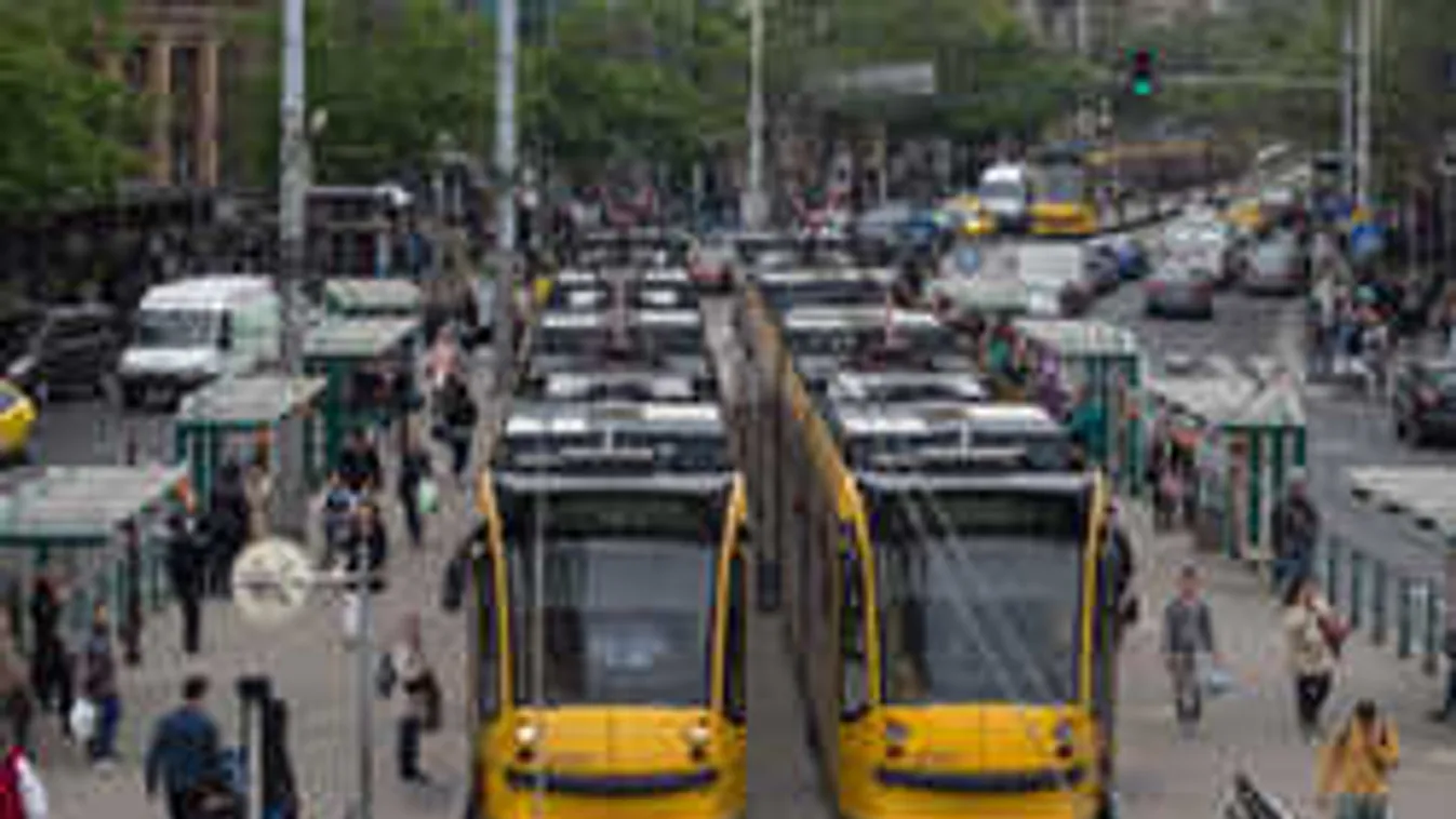 Szatír zaklatja a nőket a budapesti villamoson