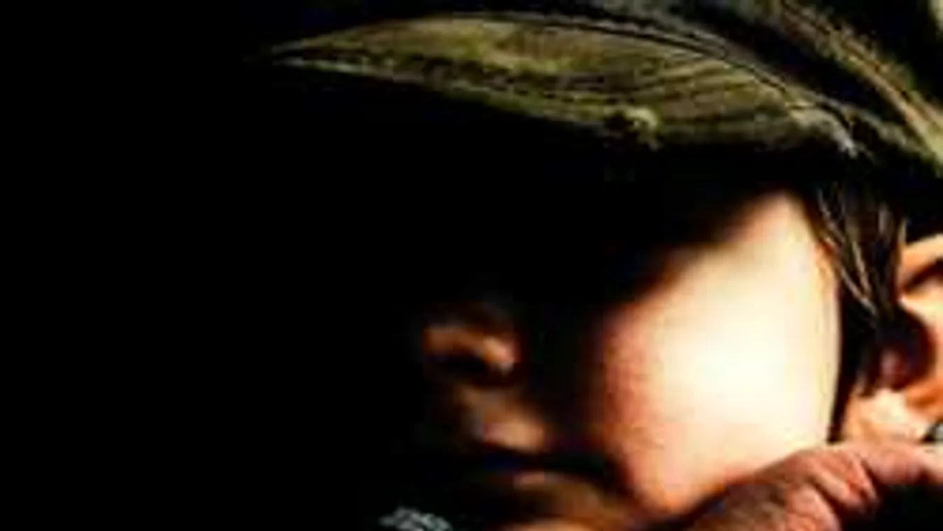 Agymosott kisfiáért aggódik a muszlim anya