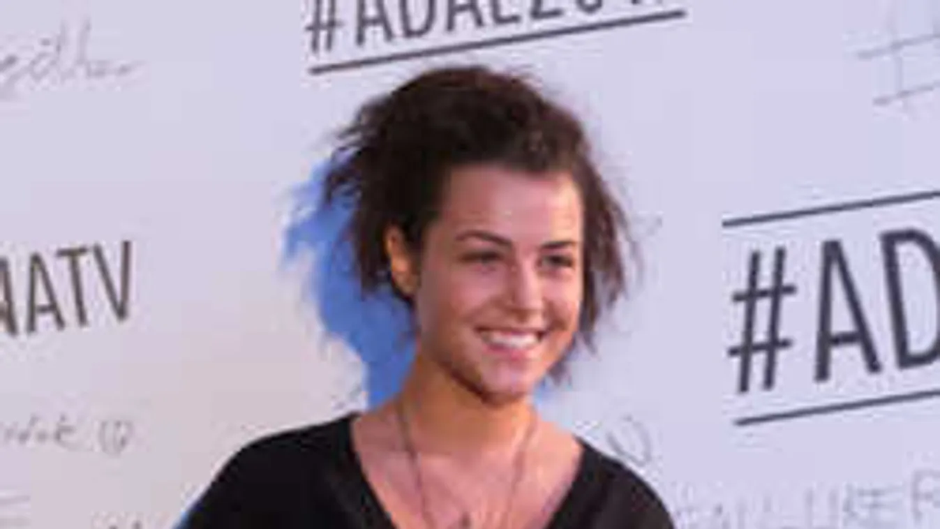 Elcsúszott a felső: kilátszott Tóth Andi pucér melle - Fotó