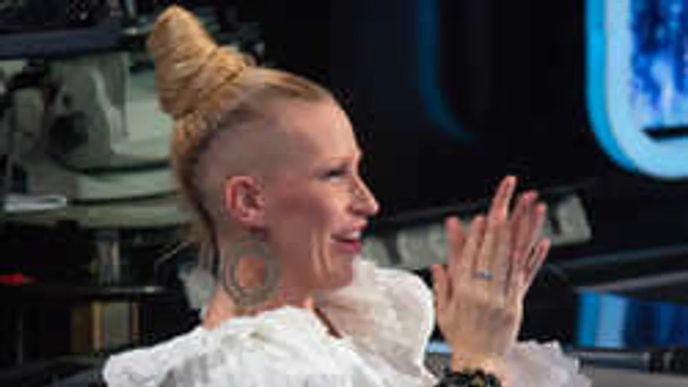 Meztelen fotót posztolt a fürdőkádból a szárénekesnő