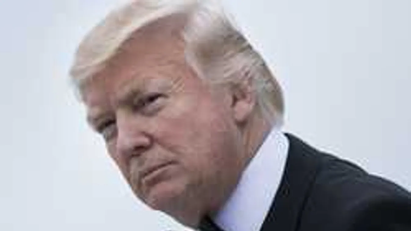 Bizarr karácsony, egymásnak háttal ünnepelt Trump és felesége - Fotó