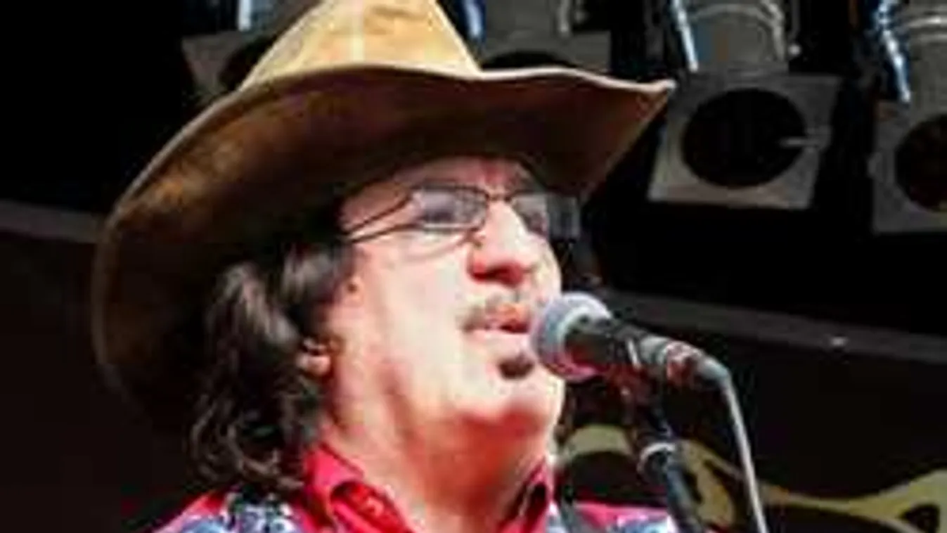 Súlyos beteg a legendás magyar zenész, ketten segítették színpadra