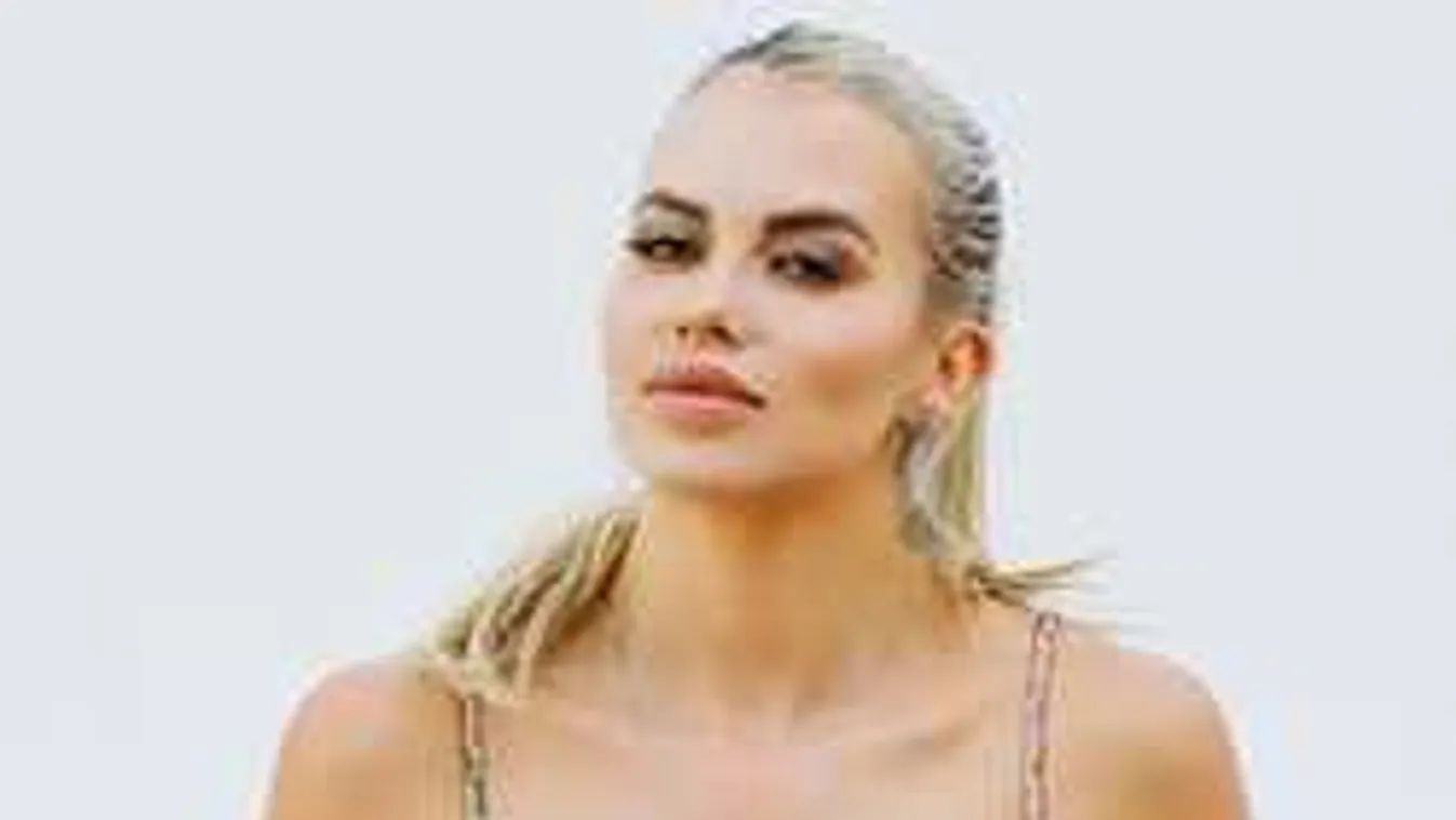 Õrületes mellek, a bugyit is ledobta a szőke bombázó