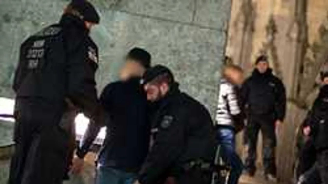 Elözönlik a rendőrök szilveszterkor Köln főterét