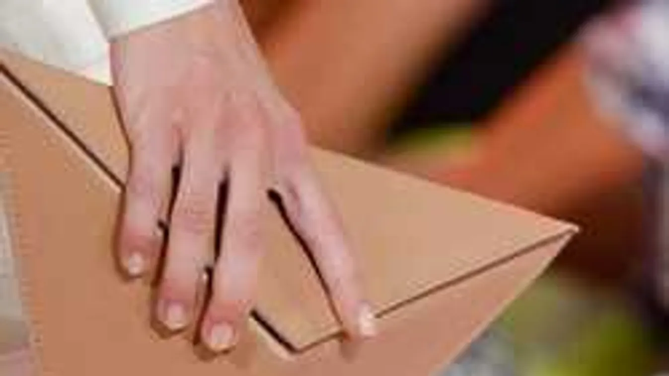 Idétlen táska lesz a divat, már most utálják a nők