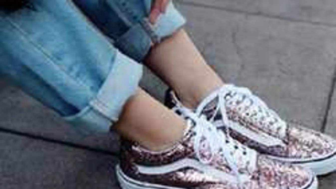 Csodás ünnepi formát öltött a tornacipő, ezt minden nő imádja!