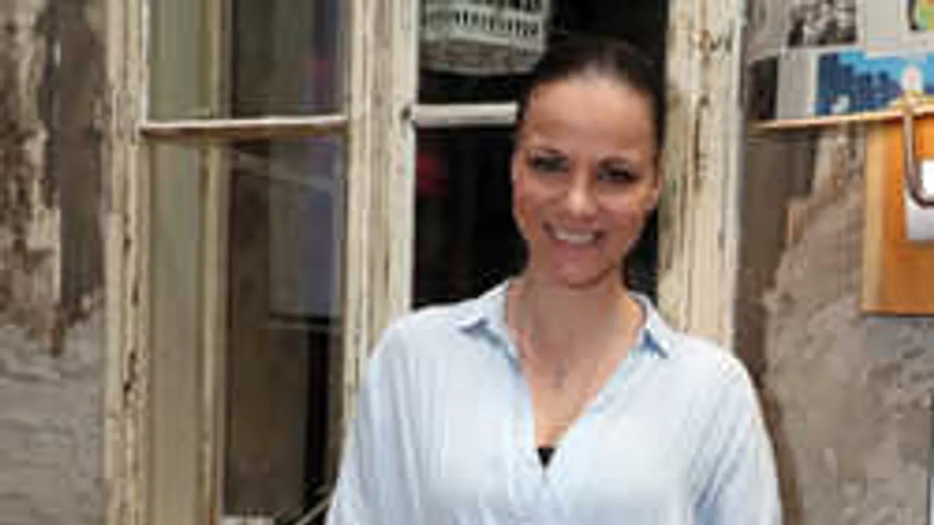 Forró, melltartó nélkül fotózták le Péter Szabó Szilviát