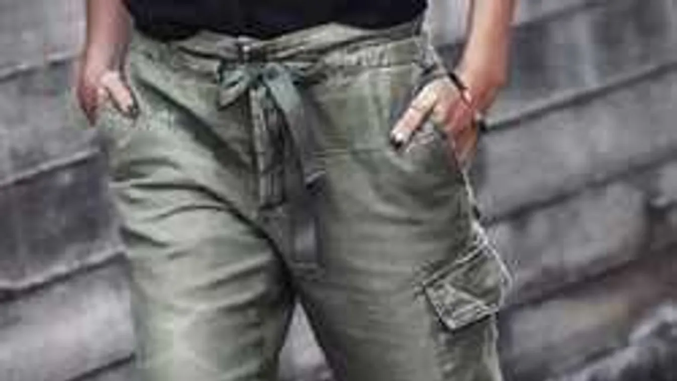 Eszméletlen fazonnal frissül a női divat 2018-ban: Jön a cargo-nadrág!